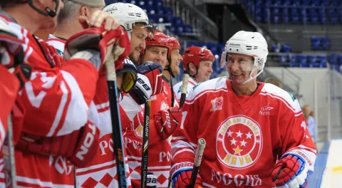 Vladimír Putin spolu s hviezdami z NHL