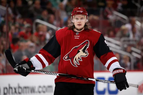 Viktor Tikhonov v drese Coyotes