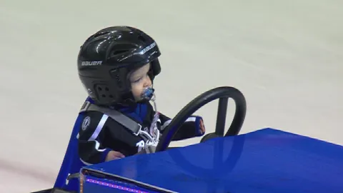 Malý fanúšik NHL v úlohe rolbára