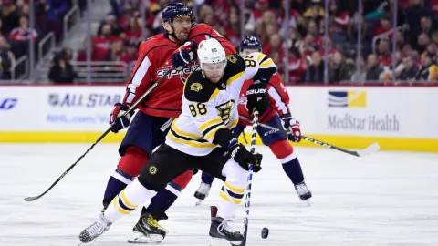 NHL štartuje šlágrami, Capitals budú oslavovať Stanley Cup proti Bostonu