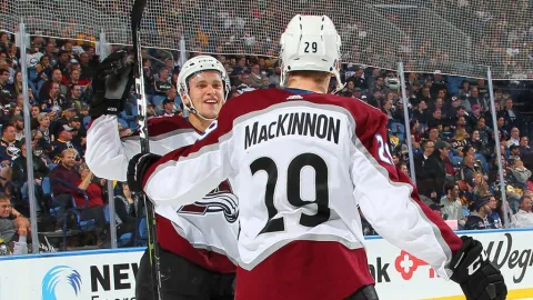 Prekonal rekord: MacKinnon tiahne Colorado v prekvapivom úspechu +VIDEO