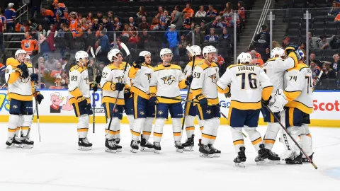 Nashville vyhral a hráči sa vsadili s trénerom. Ten musel splniť bláznivý sľub