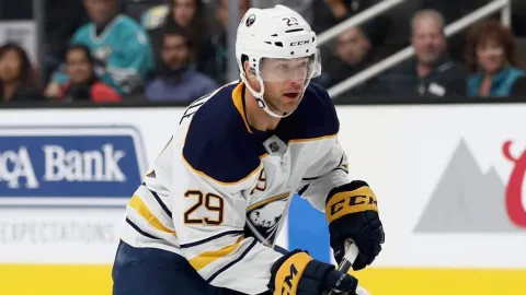 Odohrali 1000. zápas v NHL v jednu noc, netešili sa ale z výhry