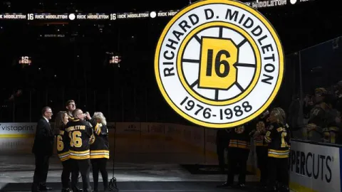 Boston vyvesoval číslo legendy Ricka Middletona, tlieskal mu aj Chára +VIDEO