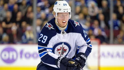 Z 3 na 18 za mesiac. Laine v novembri útočil na historické rekordy NHL +VIDEO