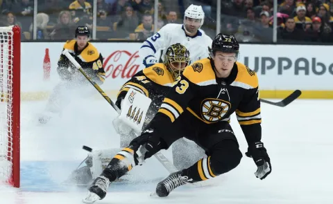 VIDEO: Hyman poľoval po protihráčovi z Bostonu, nečistým hitom ho zranil