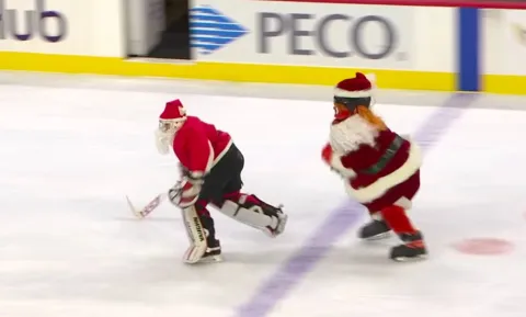VIDEO: Vianočná náladovka: Obľúbený maskot Flyers poľoval po Santa Clausoch
