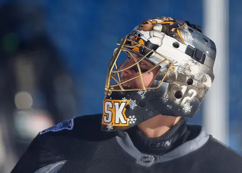 Rask už si pre Winter Classic nachystal masku, štartovať ale môže aj Halák