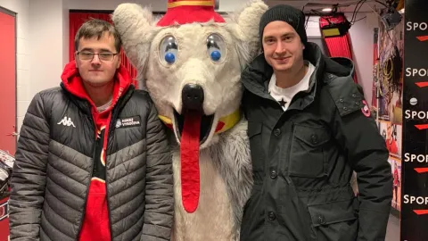 VIDEO: Český brankár Calgary urobil veľkú radosť svojmu bratovi