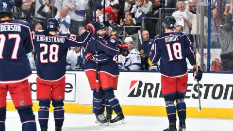 Columbus s Tampou vyzametal podlahu! Favoriti na zisk Stanley Cupu zosmiešnení