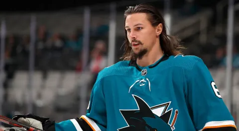 Erik Karlsson by mohol zamieriť na východ. Presvedčiť by ho mohol iný slávny Švéd