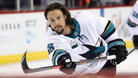 Kedy sa Erik Karlsson rozhodne? Ktoré tímy zvažuje?