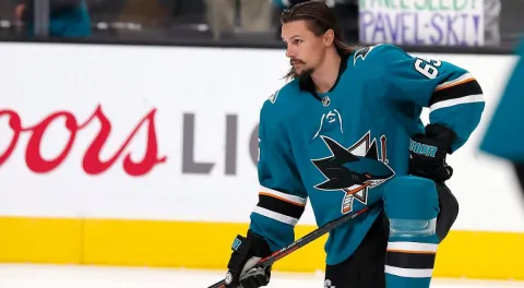 A čo teraz, San Jose? Z Karlssona je boháč, no Sharks musia dumať