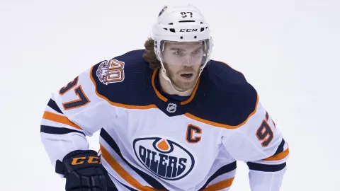 McDavid sa stále zotavuje zo zranenia. Stihne štart sezóny?