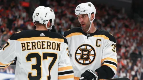Patrice Bergeron a Zdeno Chára