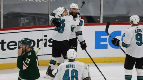 VIDEO: Nestarnúci Brent Burns. Nezastavili ho ani piati hokejisti Wild