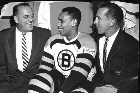 Bol prvým Afroameričanom v NHL. Kedy Boston vyvesí jeho dres?