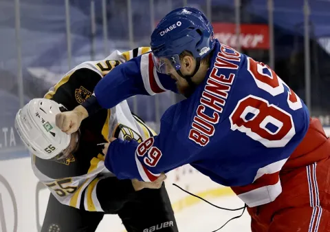 VIDEO: Šialená noc plná bitiek. V zápase NY Rangers proti Bostonu Bruins to poriadne iskrilo!