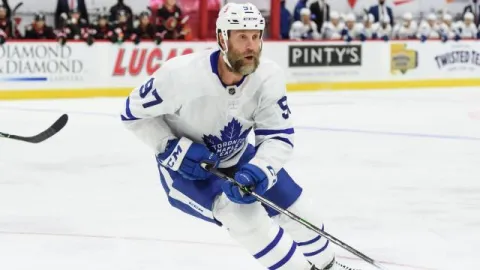 Zlomil si rebro a chýbal 10 zápasov. Joe Thornton je opäť pripravený hrať!