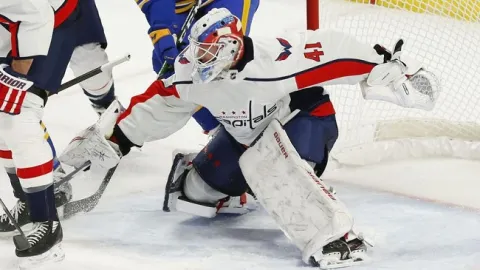Nováčikovská šťuka v NHL. Vítek Vaneček opäť chytal pri výhre Caps