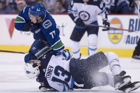 VIDEO: Brnkať si po nose nikto nenechá! Hromadná mela v zápase NHL