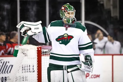 V Minnesote rastie nová hviezda NHL! Fín vychytal prvú nulu a patrí medzi top nováčikov