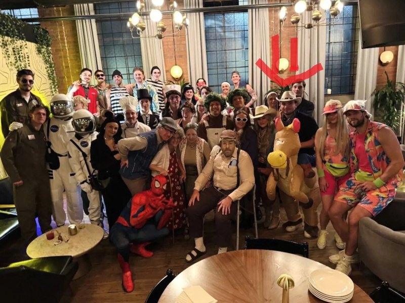 FOTO Ukázal zmysel pre humor: Slafkovský s priateľkou predviedli na halloweenskej párty originálne kostýmy