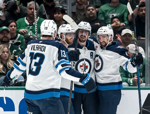 Mark Scheifele (A) sa raduje s tímom