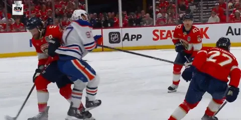 Ekblad zráža McDavida