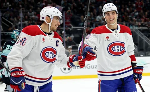 Nick Suzuki a Juraj Slafkovský