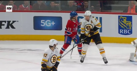 Charlie McAvoy dostal pukom do tváre