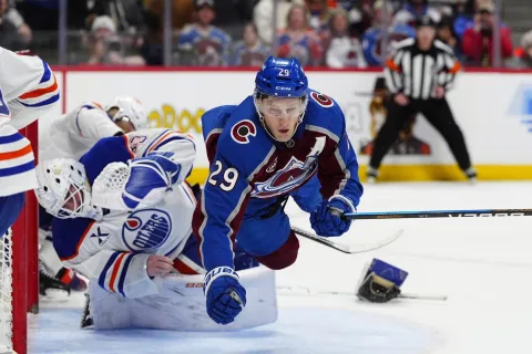 Nathan MacKinnon a Connor Ingram