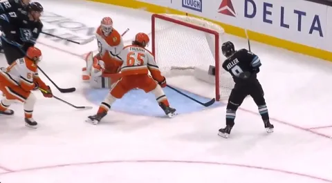 Jacob Trouba zachránil istý gól
