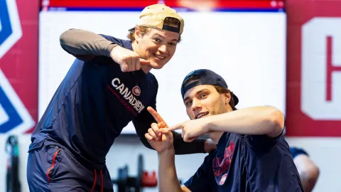 Cole Caufield a Juraj Slafkovský