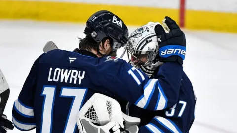 Adam Lowry a Connor Hellebuyck